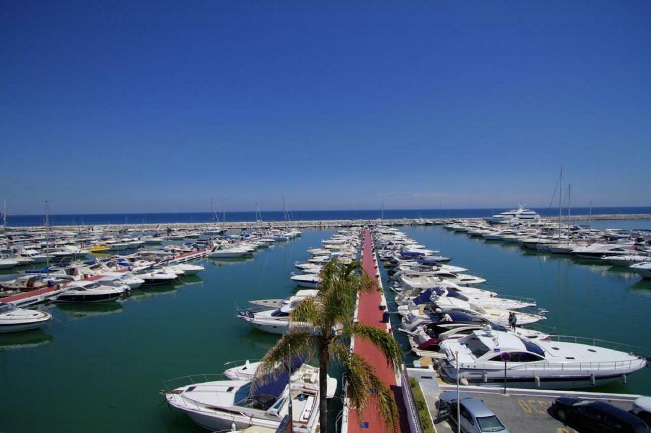 Apartament Aguamarina On The Beach Front Apartment Михас Коста Екстериор снимка